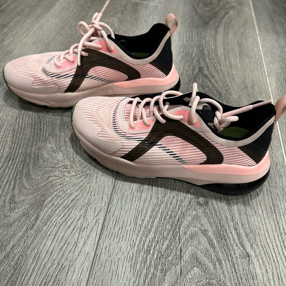 Fablethics tennis shoes size 6, worn twice for indoor workout.